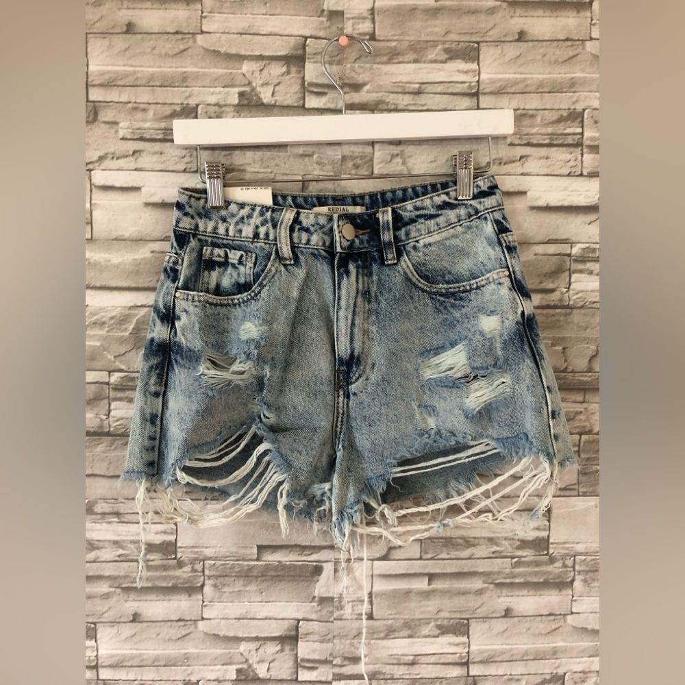 Redial || NWT Distressed Light Wash High Rise Denim Shorts SZ 4